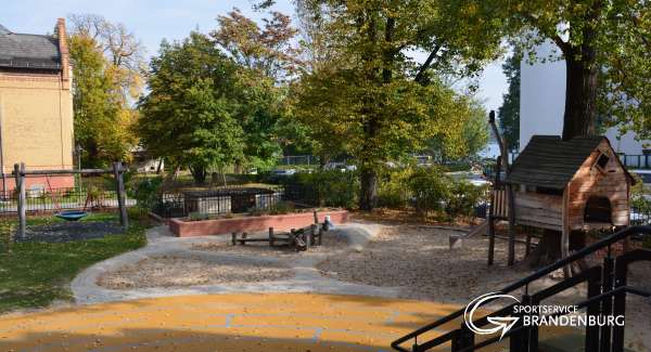 Blick auf den Sandkasten mit Wasserspielplatz