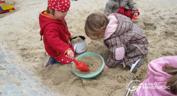 Kuchen backen im Sandkasten