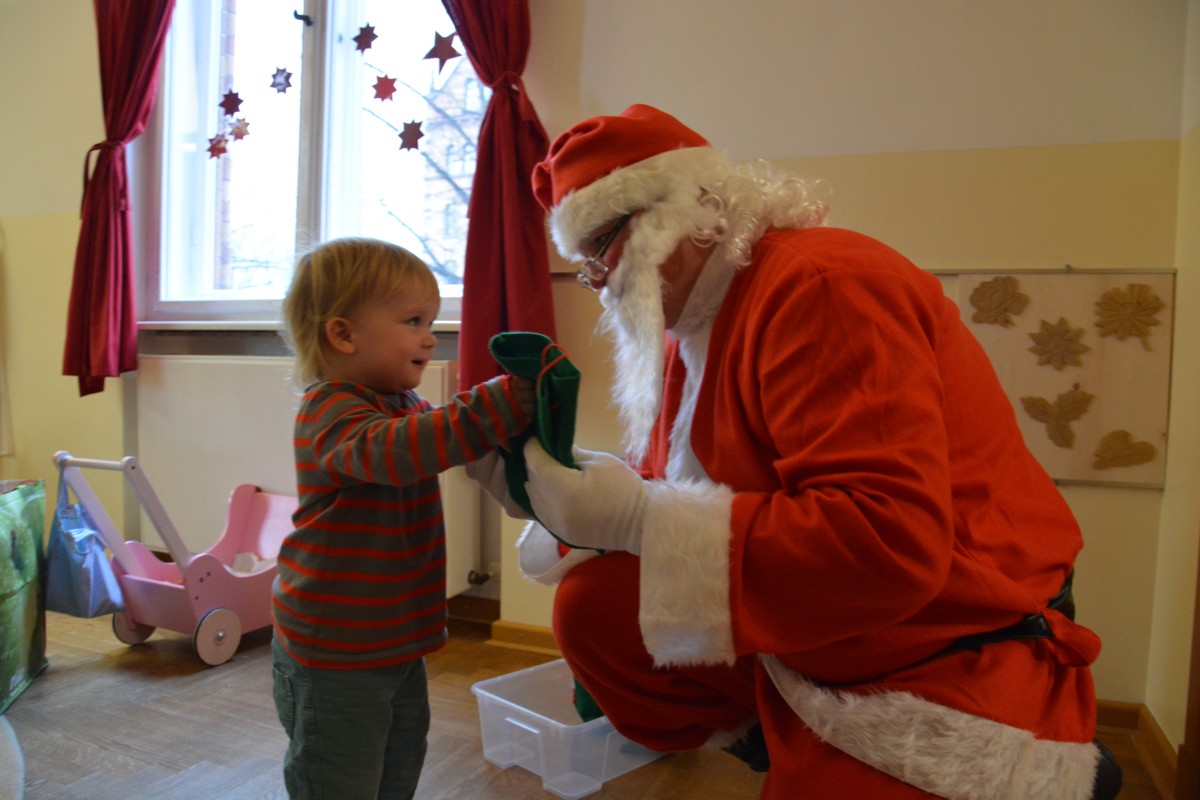 Eltern im Weihnachtseinsatz