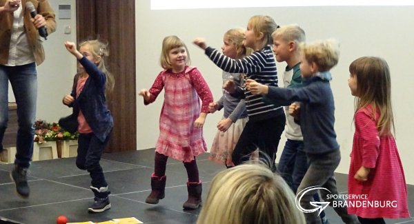 Unsere Kinder haben gleich gezeigt wie sie Sport machen!