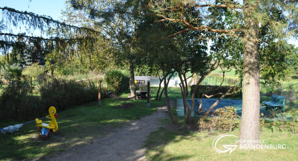 Unterer Garten mit Bodentrampolin