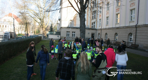 Kinder besuchen Erzieher - Auszubildende in der Fachschule Johanna Just