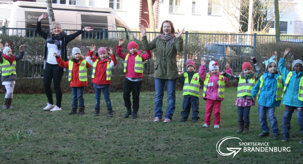 Kinder besuchen Erzieher - Auszubildende in der Fachschule Johanna Just