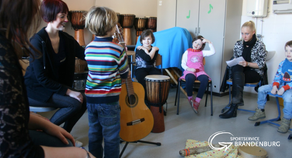Kinder besuchen Erzieher - Auszubildende in der Fachschule Johanna Just