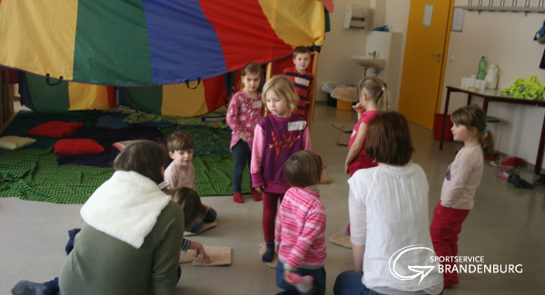 Kinder besuchen Erzieher - Auszubildende in der Fachschule Johanna Just