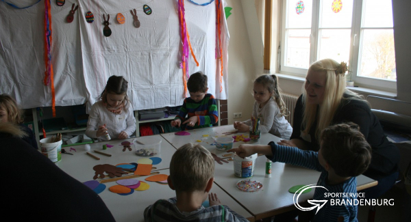 Kinder besuchen Erzieher - Auszubildende in der Fachschule Johanna Just
