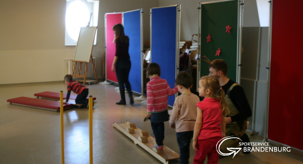 Kinder besuchen Erzieher - Auszubildende in der Fachschule Johanna Just