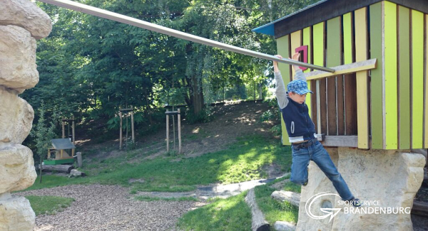 Hangeln im Außengelände unserer KITA KönigsKinder